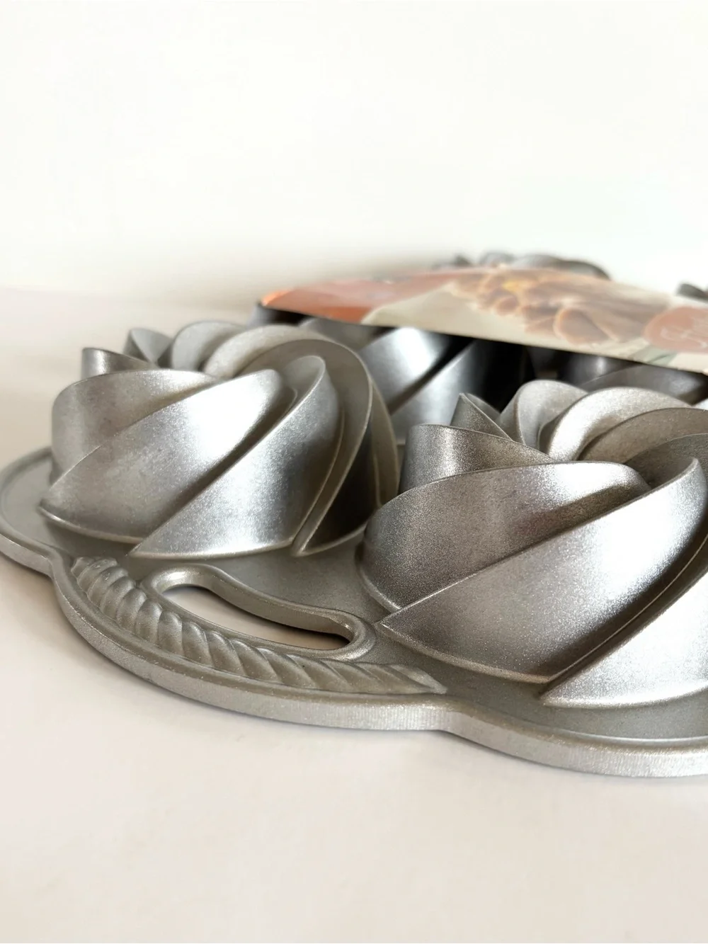 Nordic Ware Heritage Bundtlette Swirl Cake Pan Muffin Pan